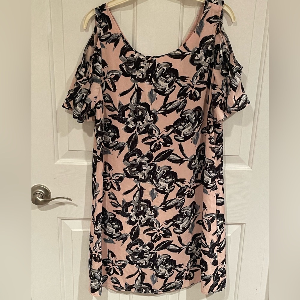 C & E cold shoulder Floral Dress Sz medium binA3